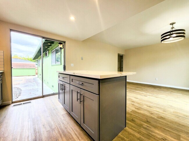 Building Photo - 3 Bedroom in Santa Rosa with Air Conditioning