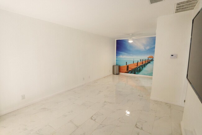 Foto del edificio - 751 Los Felices Cir W