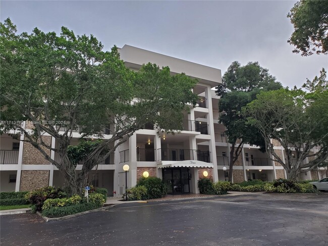 Building Photo - 2900 N Palm Aire Dr