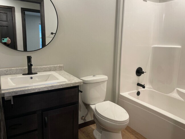 Foto del edificio - Charming Open Layout, Garage. PETS WELCOME