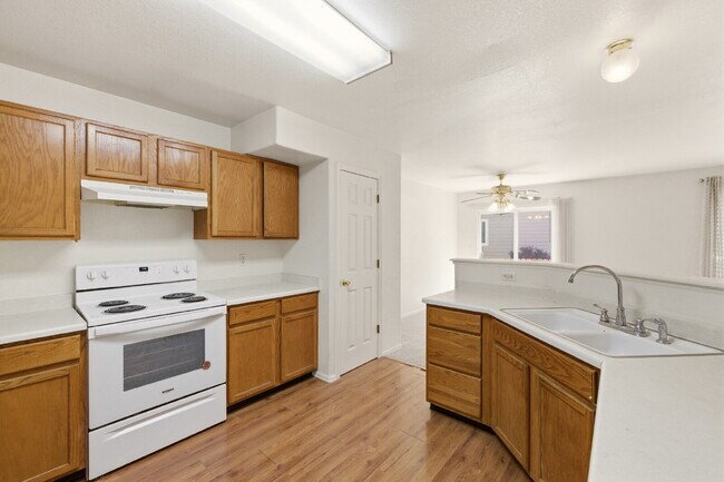 Foto del edificio - Very Nice 2 Bedroom, 2 1/2 Bath Townhome in Quail Run! Community Pool & Tennis Courts! Minutes To...