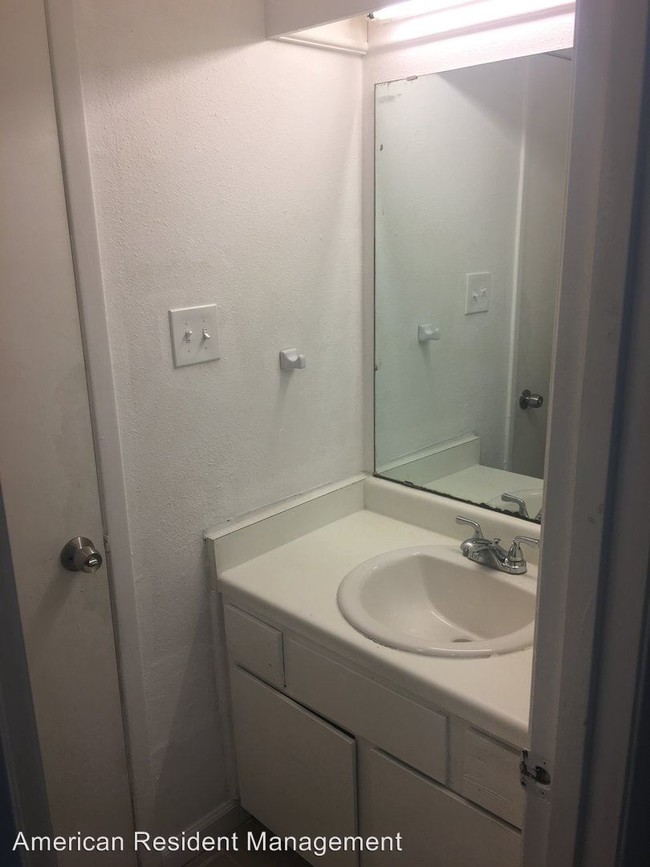 Building Photo - 2 br, 1.5 bath House - 1415 Loma Alto #2
