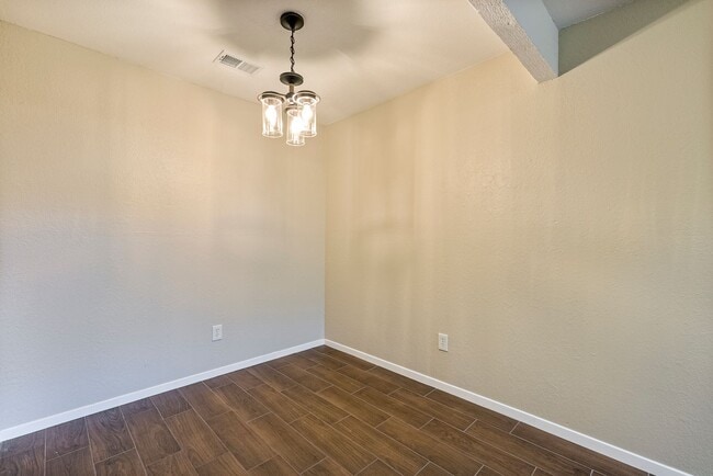 Building Photo - Charming home with 2 Bedrooms and 1 bathro...
