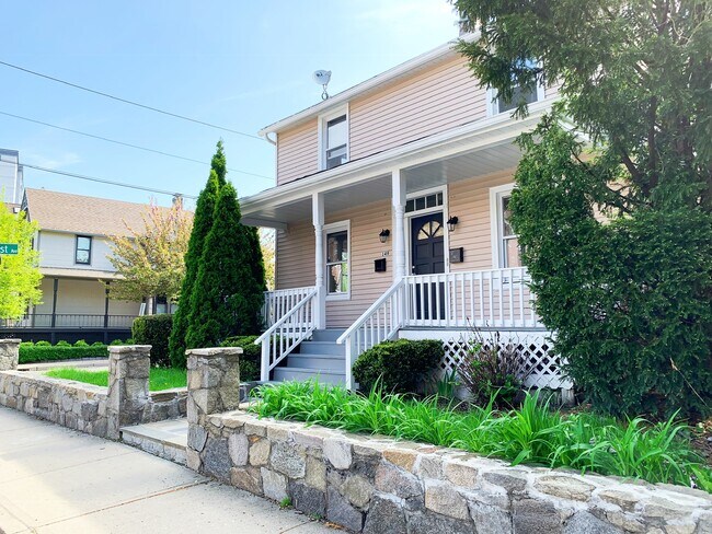 Building Photo - 149 Grove St