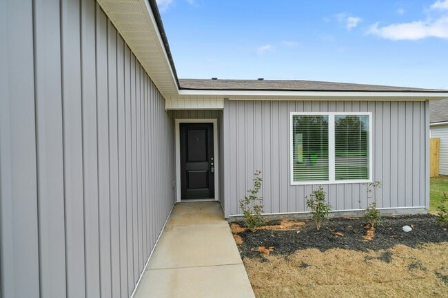 Building Photo - 209 Clear Creek Dr