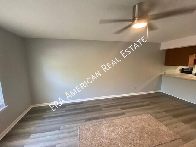 Building Photo - Convenient location!