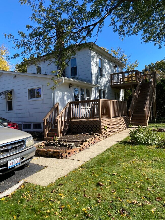 122 S McHenry Ave Unit B, Crystal Lake, IL 60014 Apartments in