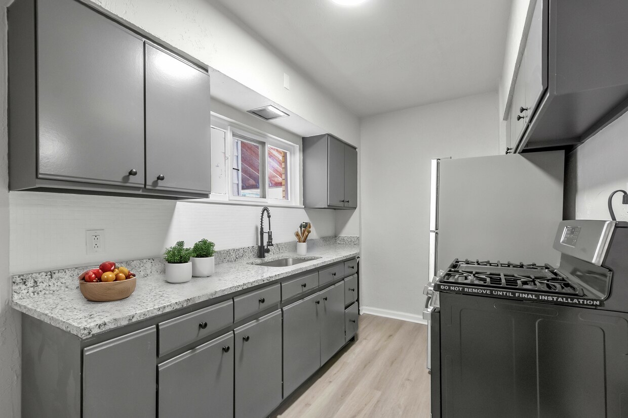 Foto principal - Renovated 3 bedroom home available NOW!