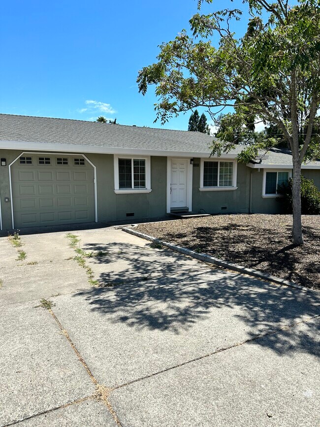 Building Photo - 888 W Verano Ave