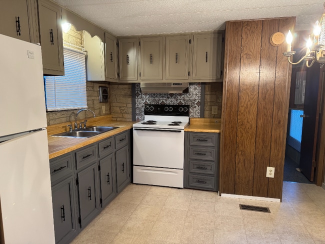 Building Photo - 655 Holbert Rd