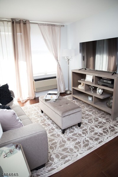 Foto del edificio - 300 Main St