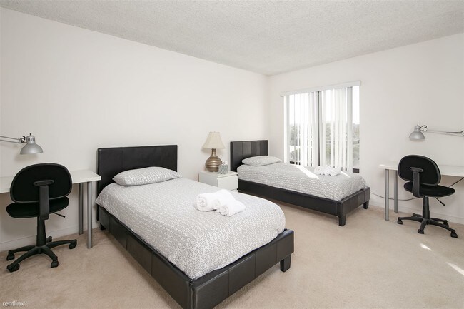 Building Photo - 3801 Parkview Ln