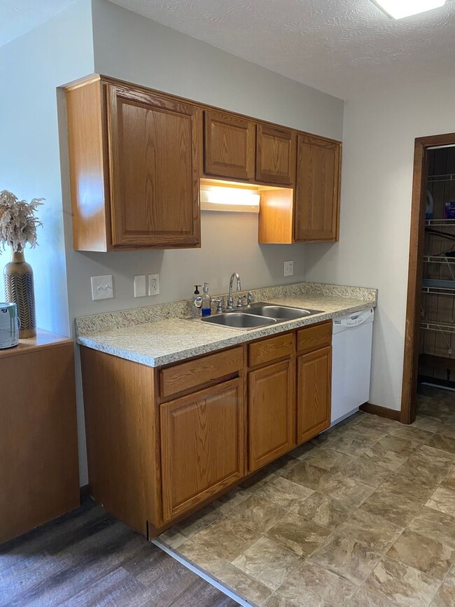 Building Photo - 3 Bedroom Townhome in Cross Lanes