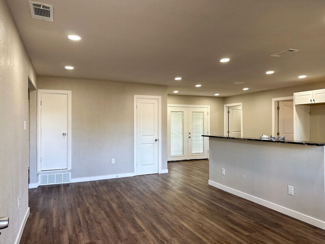 Foto principal - 4 Bedroom / 3 Full Bath