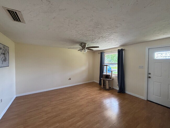 Foto del edificio - 2268 Abscott St