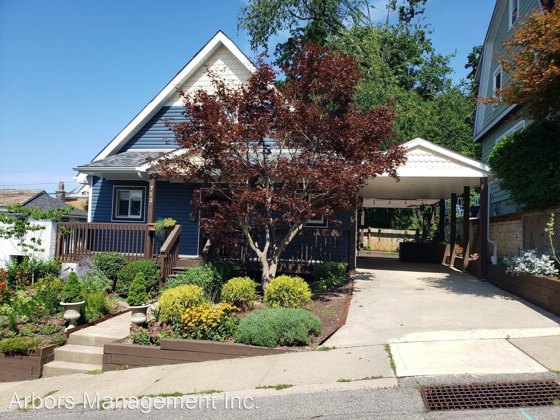 Foto principal - 3 br, 2 bath House - 713 Straight Street