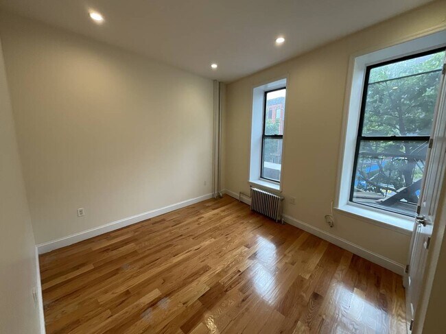 Building Photo - 735 Mace Ave
