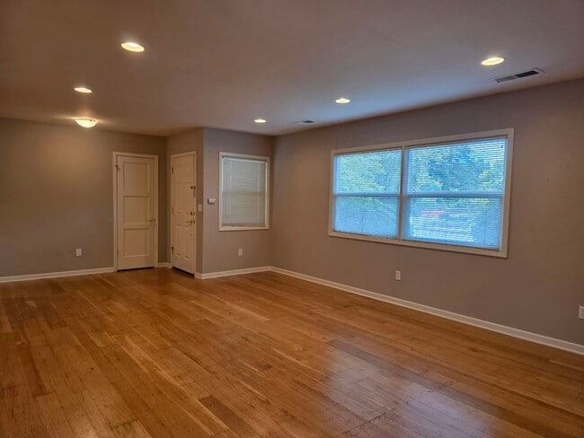 Foto del edificio - 1545 Brookside Dr