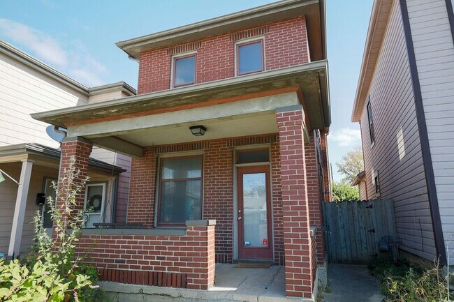 Building Photo - 1050 Summit St