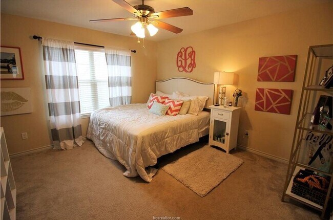Foto del edificio - AUGUST PRE-LEASE!!! Beautiful 4 Bed, 3 Bat...
