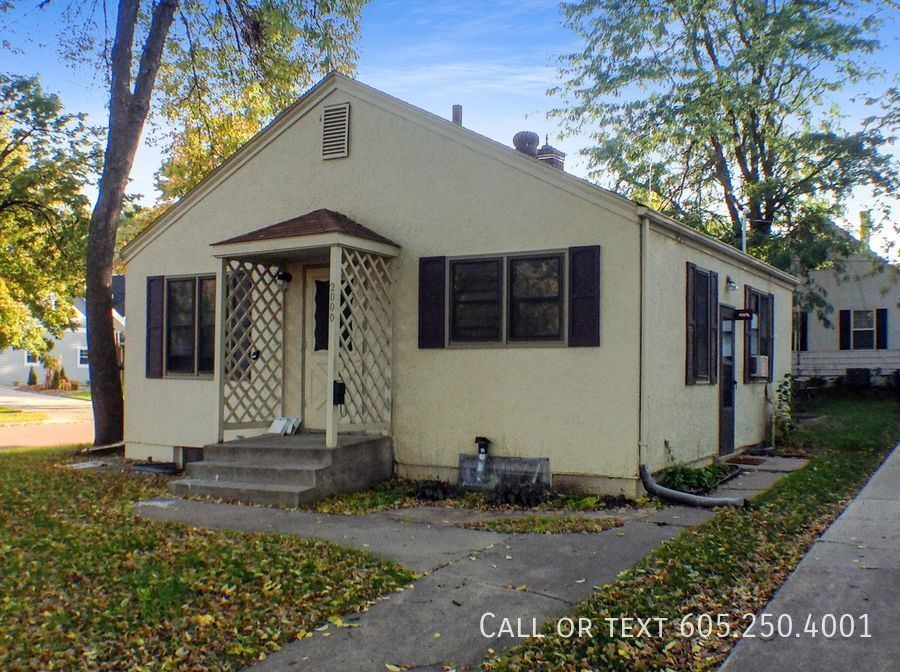 Primary Photo - Newly Updated 2 Bed 2 Bath Duplex in Centr...