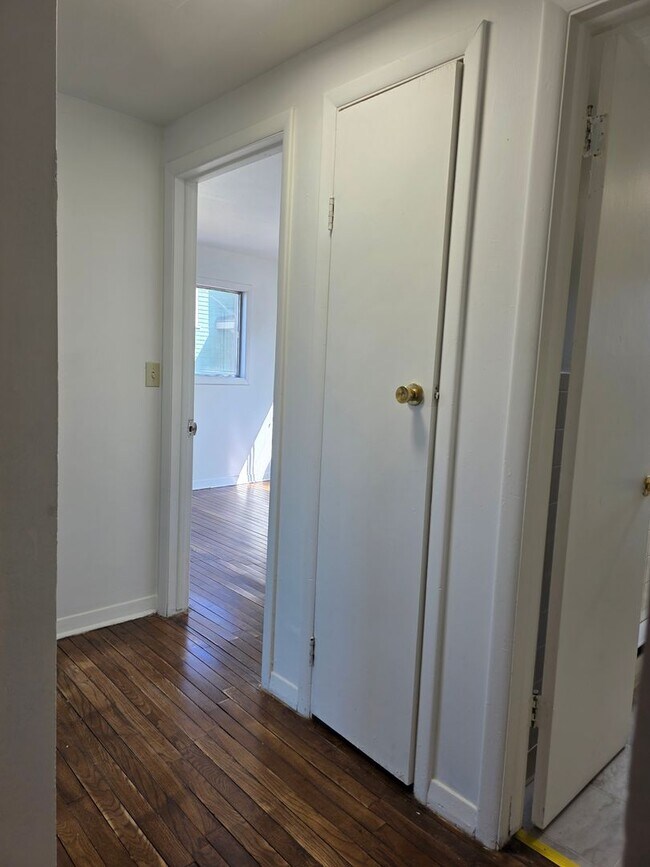 Foto del edificio - 2-bedroom upper