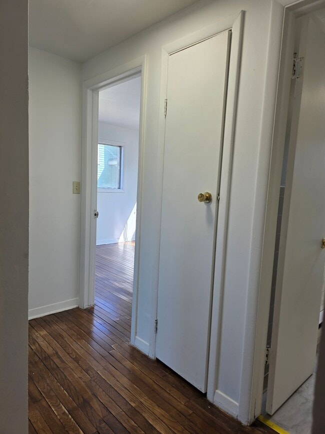 Building Photo - 2-bedroom upper