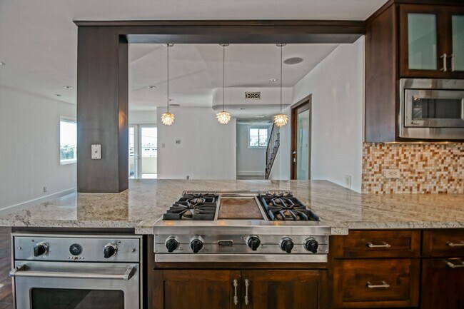 Foto del edificio - BEAUTIFULLY REMODELED & BRIGHT 2-STORY APARTMENT W/ OCEAN & PIER VIEWS, BALCONY & 2-CAR PARKING I...