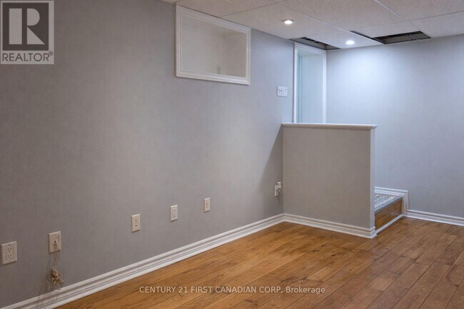 Building Photo - 568 Creston Ave