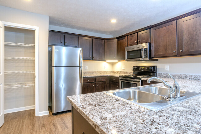 2BR, 1BA - 1,025 SF - Kitchen - 6 Mile Lane Apartments