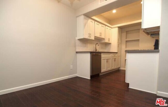 Building Photo - 10627 Moorpark St