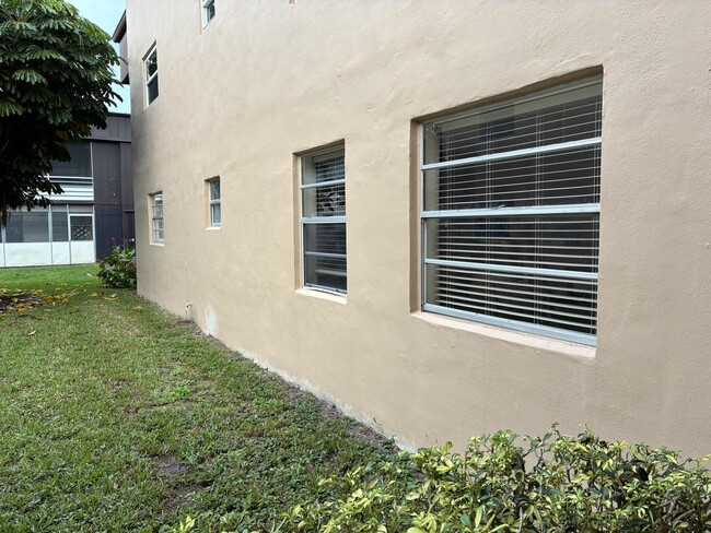 Building Photo - 489 Burgundy P