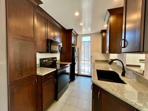 Building Photo - 6455 La Jolla Blvd