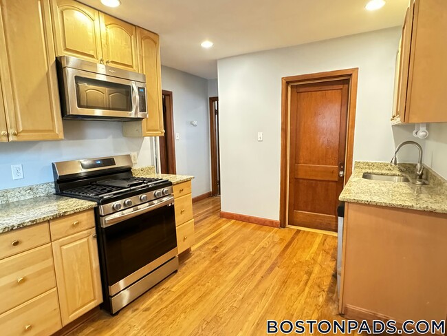 Building Photo - 65 Saxton St