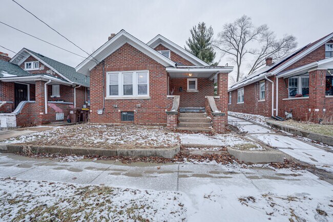 Building Photo - 2403 Elm St