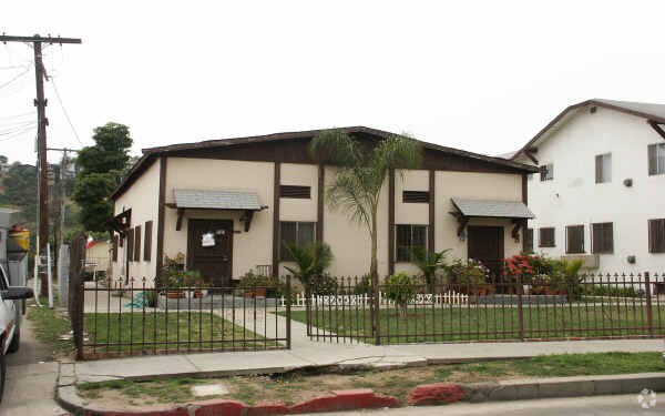 Foto del edificio - 314-324 1/2 N Avenue 51