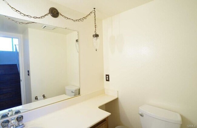Building Photo - 3 br, 3 bath Townhome - 9027 Emperor Ave A...