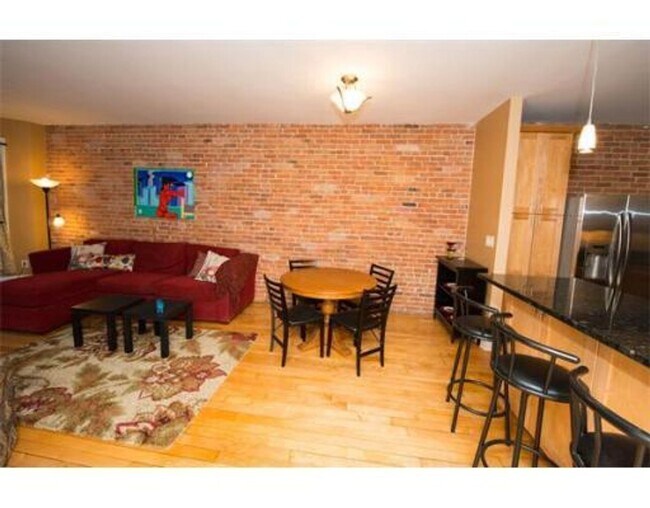 Foto del edificio - RENOVATED ALLSTON 3 BED/2 BATH WITH IN-UNIT LAUNDRY