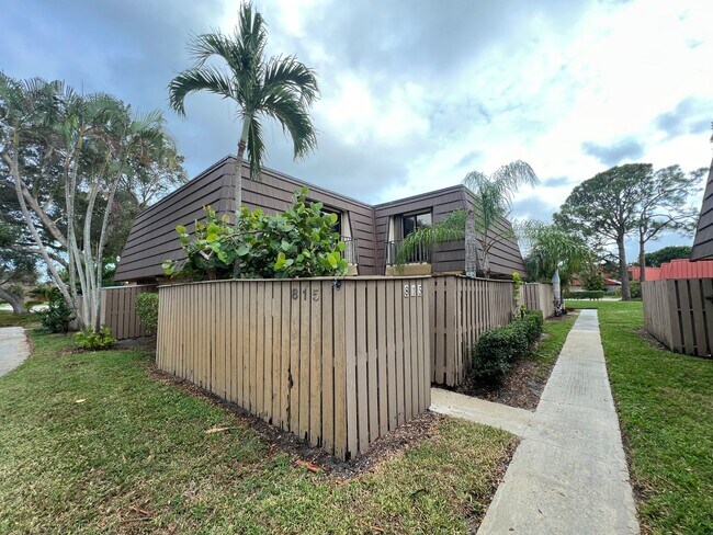 Building Photo - Cozy 2 Story Home at the heart of Palm Bea...