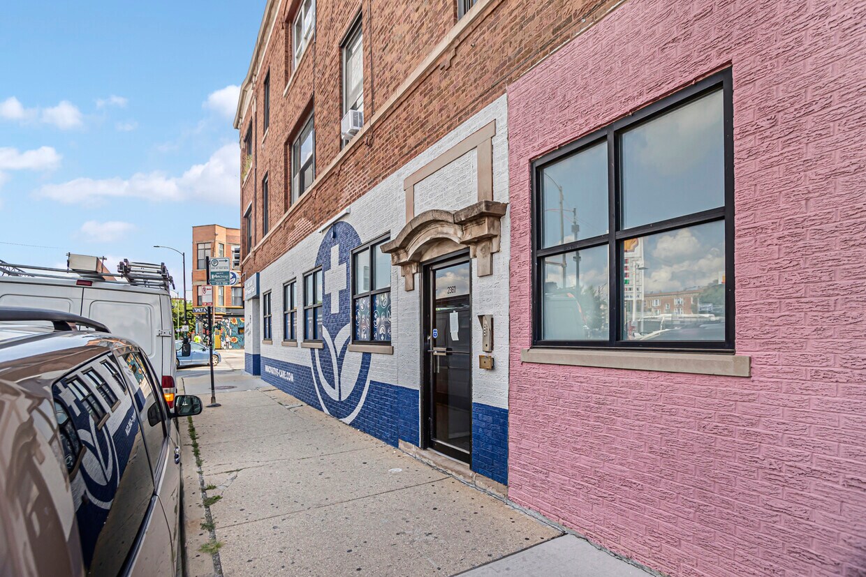 Primary Photo - 2361 N California Ave