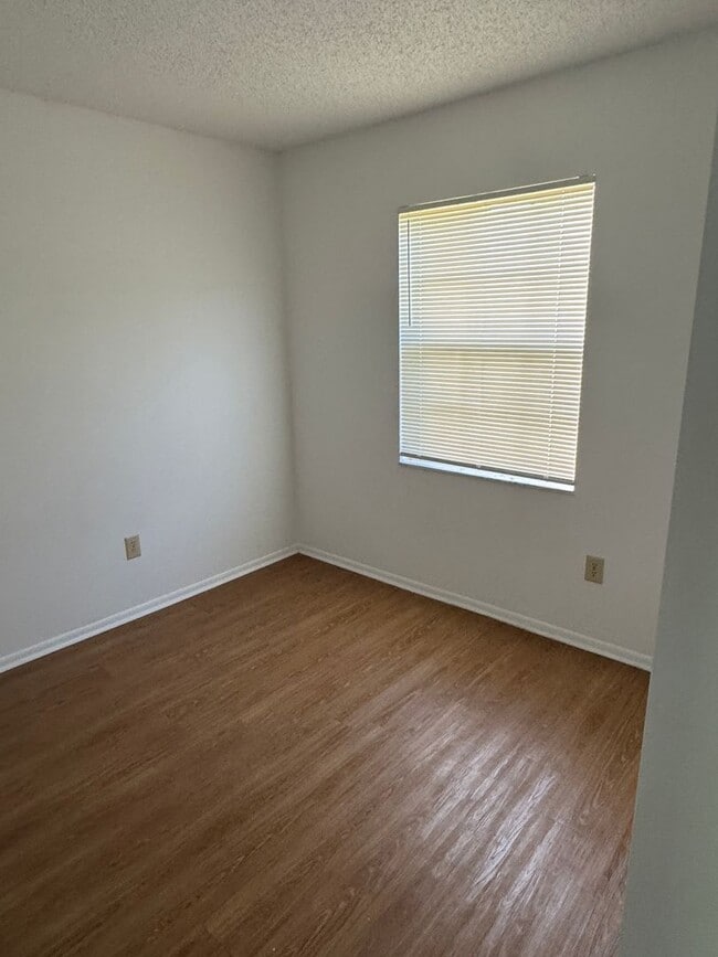 Building Photo - Cute as a button home with high ceilings a...
