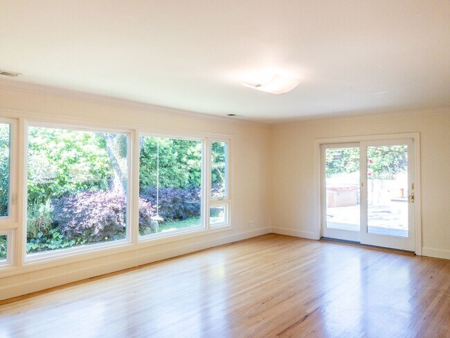 Building Photo - 3BR/2BA Lovely Home! Flat Yard! Parking!  ...