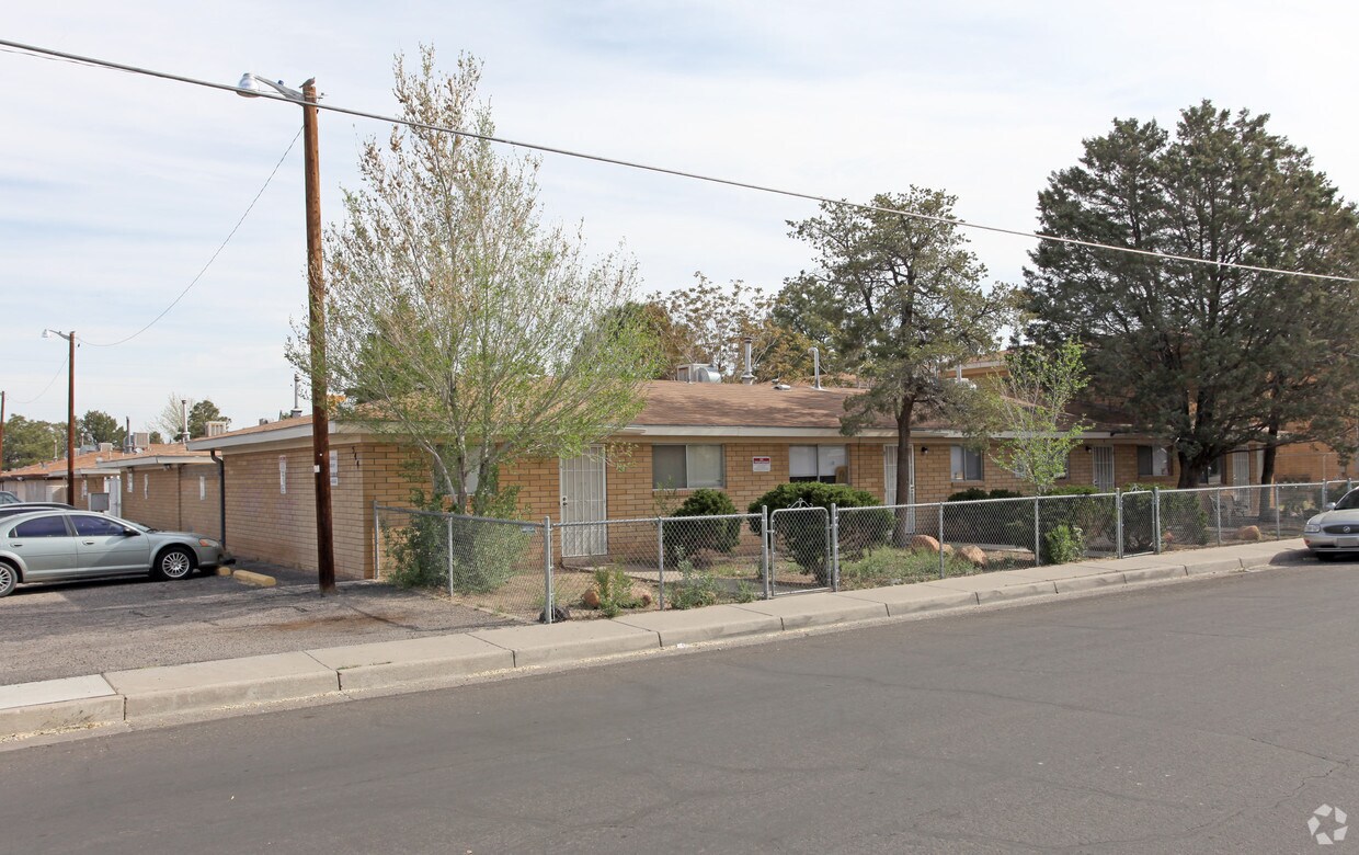 Primary Photo - 536-544 Madeira Dr SE