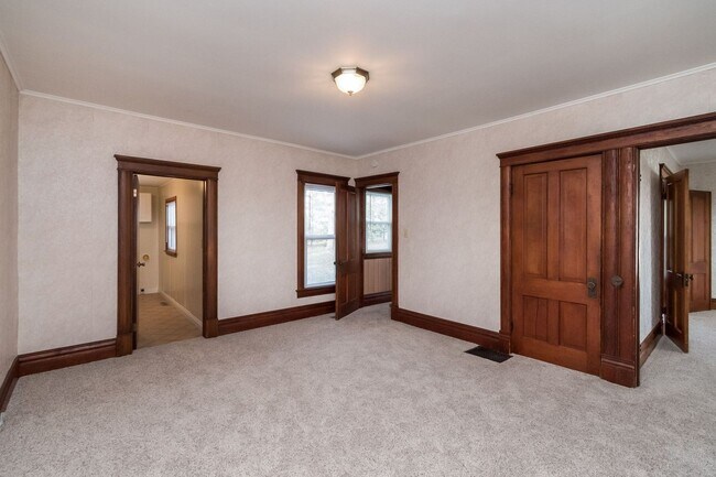 Foto del edificio - UNIQUE ACREAGE!!  4 Bedroom, 2 Bathroom House in Ames