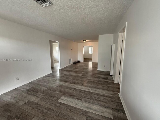 Foto del edificio - 2631 NW 25th St