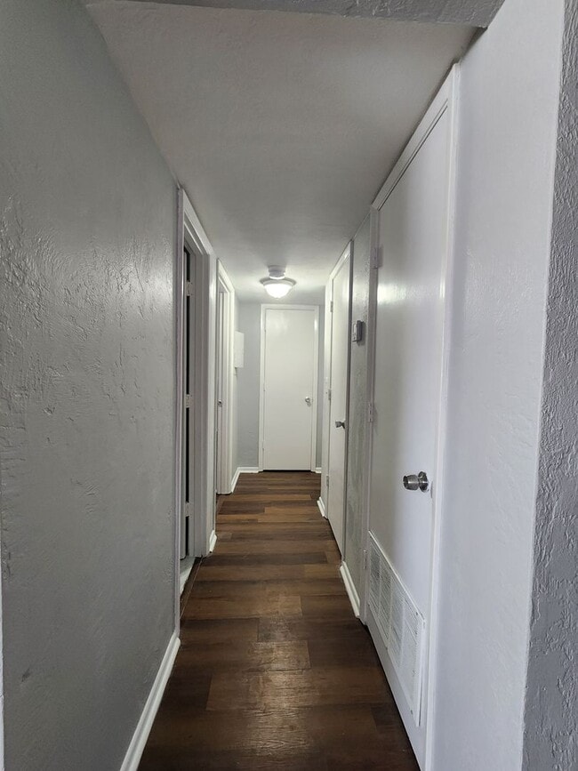 Foto del edificio - ** COMING SOON ** RENOVATED 2 Bedroom 1 Ba...