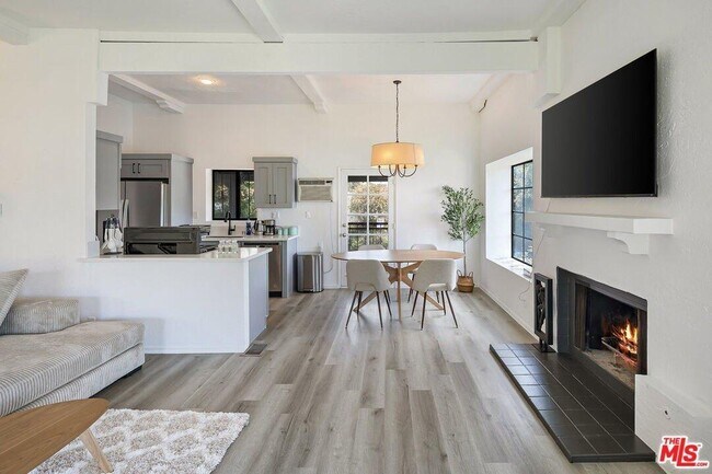 Foto del edificio - 1931 Sunset Plaza Dr