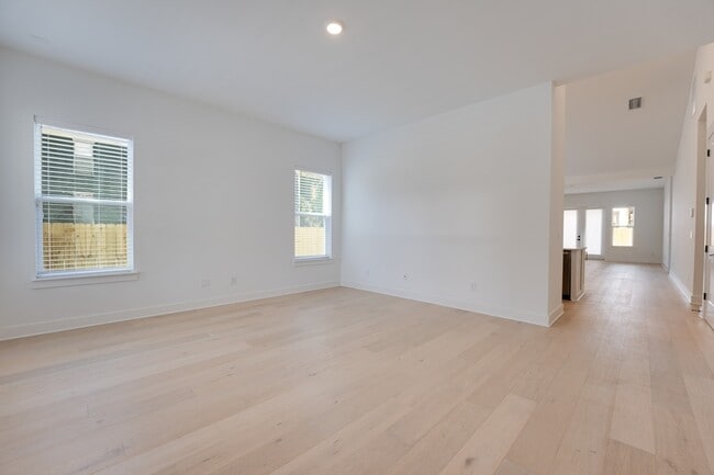 Photo - 451 E 7th St House