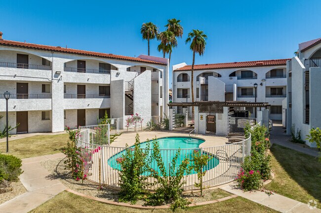 Disfrute de la piscina con forma de frijol y de las áreas de barbacoa y asientos al aire libre. - Palm Aire Apartments