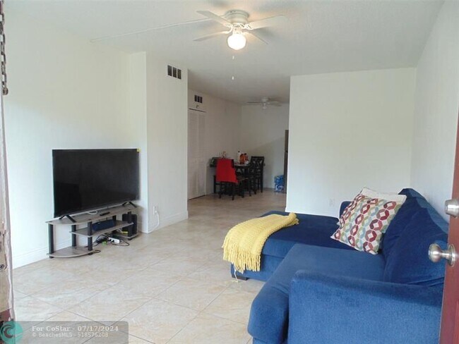 Foto del edificio - 3233 NW 104th Ave